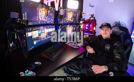 Buxtehude, Deutschland. 12 Apr, 2019. Marcel Eris, YouTuber, spricht in einem Interview in seiner Wohnung. (Dpa bin ontanaBlack - Vom Junkie zu Youtuber, Bestseller Autor') Credit: Philipp Schulze/dpa/Alamy leben Nachrichten Stockfoto