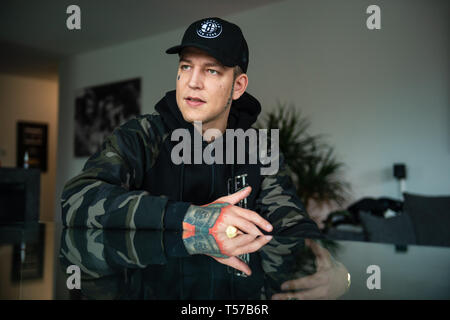 Buxtehude, Deutschland. 12 Apr, 2019. Marcel Eris, YouTuber, spricht in einem Interview in seiner Wohnung. Credit: Philipp Schulze/dpa/Alamy leben Nachrichten Stockfoto