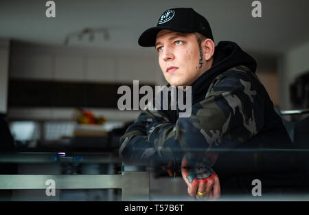 Buxtehude, Deutschland. 12 Apr, 2019. Marcel Eris, YouTuber, spricht in einem Interview in seiner Wohnung. (Dpa bin ontanaBlack - Vom Junkie zu Youtuber, Bestseller Autor') Credit: Philipp Schulze/dpa/Alamy leben Nachrichten Stockfoto