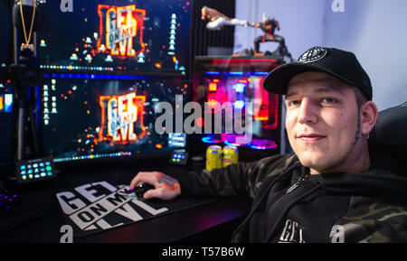 Buxtehude, Deutschland. 12 Apr, 2019. Marcel Eris, YouTuber, sitzt in seinem Studium an der Tabelle vor Computer überwacht. (Dpa bin ontanaBlack - Vom Junkie zu Youtuber, Bestseller Autor') Credit: Philipp Schulze/dpa/Alamy leben Nachrichten Stockfoto