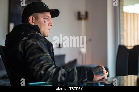 Buxtehude, Deutschland. 12 Apr, 2019. Marcel Eris, YouTuber, spricht in einem Interview in seiner Wohnung. (Dpa bin ontanaBlack - Vom Junkie zu Youtuber, Bestseller Autor') Credit: Philipp Schulze/dpa/Alamy leben Nachrichten Stockfoto