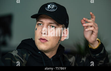 Buxtehude, Deutschland. 12 Apr, 2019. Marcel Eris, YouTuber, spricht in einem Interview in seiner Wohnung. (Dpa bin ontanaBlack - Vom Junkie zu Youtuber, Bestseller Autor') Credit: Philipp Schulze/dpa/Alamy leben Nachrichten Stockfoto