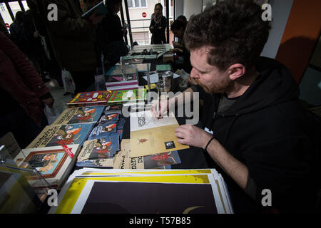 Athen, Griechenland. 21 Apr, 2019. Ein Zeichner gesehen zeichnen während des Comicdom-Con Festival, einem dreitägigen Comics Festival, Platz an der Hellenic American Union nahm. Credit: SOPA Images Limited/Alamy leben Nachrichten Stockfoto