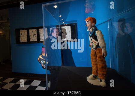 Athen, Griechenland. 21 Apr, 2019. Eine Frau gesehen, der eine Karikatur in der Comicdom-Con Festival, einem dreitägigen Comics Festival, Platz an der Hellenic American Union nahm. Credit: SOPA Images Limited/Alamy leben Nachrichten Stockfoto