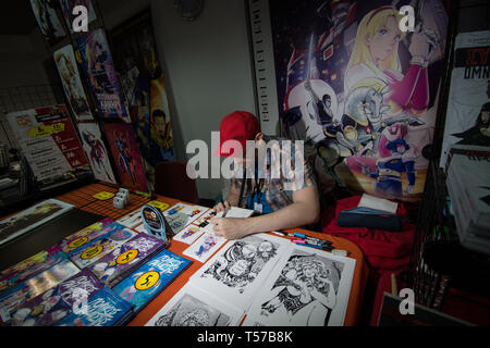 Athen, Griechenland. 21 Apr, 2019. Ein Zeichner gesehen zeichnen während des Comicdom-Con Festival, einem dreitägigen Comics Festival, Platz an der Hellenic American Union nahm. Credit: SOPA Images Limited/Alamy leben Nachrichten Stockfoto