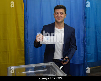 Kiew, Ukraine. 21 Apr, 2019. Präsidentschaftskandidat Volodymyr Zelensky gesehen seine Stimmabgabe im Wahllokal während der Wahl. Credit: SOPA Images Limited/Alamy leben Nachrichten Stockfoto