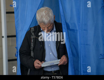 Kiew, Ukraine. 21 Apr, 2019. Eine ukrainische Wähler im Wahllokal bei der Wahl des Präsidenten der Ukraine gesehen. Credit: SOPA Images Limited/Alamy leben Nachrichten Stockfoto