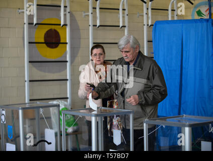 Kiew, Ukraine. 21 Apr, 2019. Eine ukrainische Wähler gesehen Casting seine Stimme im Wahllokal bei der Wahl des Präsidenten der Ukraine. Credit: SOPA Images Limited/Alamy leben Nachrichten Stockfoto