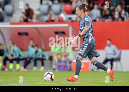 21. April 2019, Bayern, München: Fußball, Frauen: Champions League, FC Bayern München - FC Barcelona, K.o.-Runde, Halbfinale, Hinspiel auf der FC Bayern Campus. Simone Laudehr vom FC Bayern München spielt den Ball. Foto: Matthias Balk/dpa Stockfoto