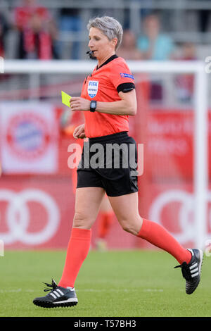 21. April 2019, Bayern, München: Fußball, Frauen: Champions League, FC Bayern München - FC Barcelona, K.o.-Runde, Halbfinale, Hinspiel auf der FC Bayern Campus. Schiedsrichter Jana Adamkova nimmt die Gelbe Karte aus ihrer Tasche. Foto: Matthias Balk/dpa Stockfoto