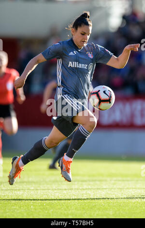 21. April 2019, Bayern, München: Fußball, Frauen: Champions League, FC Bayern München - FC Barcelona, K.o.-Runde, Halbfinale, Hinspiel auf der FC Bayern Campus. Jovana Damnjanovic vom FC Bayern München spielt den Ball. Foto: Matthias Balk/dpa Stockfoto