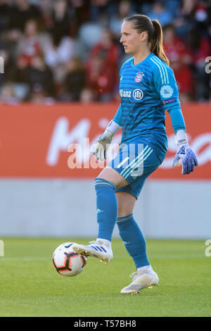 21. April 2019, Bayern, München: Fußball, Frauen: Champions League, FC Bayern München - FC Barcelona, K.o.-Runde, Halbfinale, Hinspiel auf der FC Bayern Campus. Torhüter Laura Benkarth vom FC Bayern München spielt den Ball. Foto: Matthias Balk/dpa Stockfoto