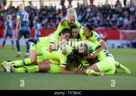 21. April 2019, Bayern, München: Fußball, Frauen: Champions League, FC Bayern München - FC Barcelona, K.o.-Runde, Halbfinale, Hinspiel auf der FC Bayern Campus. Barcelona Torschütze Feriel Hamraoui's Team (auf dem Boden versteckt) freut über die 0-1 Ziel. Foto: Matthias Balk/dpa Stockfoto