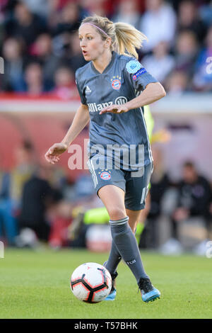21. April 2019, Bayern, München: Fußball, Frauen: Champions League, FC Bayern München - FC Barcelona, K.o.-Runde, Halbfinale, Hinspiel auf der FC Bayern Campus. Kathrin Hendrich vom FC Bayern München spielt den Ball. Foto: Matthias Balk/dpa Stockfoto