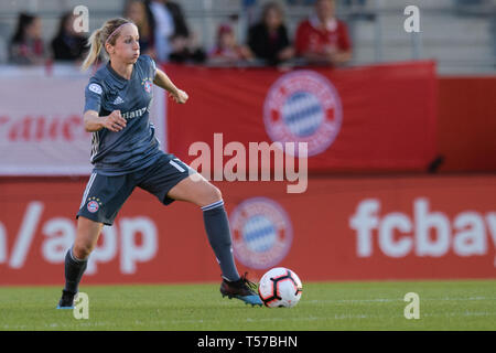 21. April 2019, Bayern, München: Fußball, Frauen: Champions League, FC Bayern München - FC Barcelona, K.o.-Runde, Halbfinale, Hinspiel auf der FC Bayern Campus. Kathrin Hendrich vom FC Bayern München spielt den Ball. Foto: Matthias Balk/dpa Stockfoto