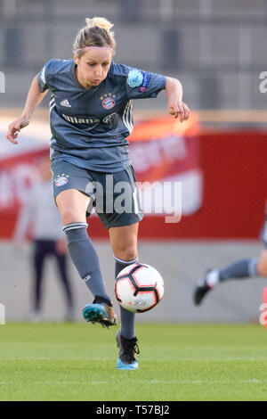 21. April 2019, Bayern, München: Fußball, Frauen: Champions League, FC Bayern München - FC Barcelona, K.o.-Runde, Halbfinale, Hinspiel auf der FC Bayern Campus. Kathrin Hendrich vom FC Bayern München spielt den Ball. Foto: Matthias Balk/dpa Stockfoto