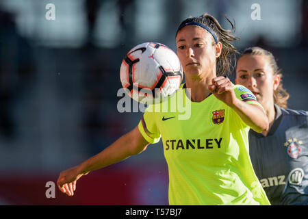 21. April 2019, Bayern, München: Fußball, Frauen: Champions League, FC Bayern München - FC Barcelona, K.o.-Runde, Halbfinale, Hinspiel auf der FC Bayern Campus. Leila Ouahabi von Barcelona spielt den Ball. Hinter ihr läuft Sara Däbritz vom FC Bayern München. Foto: Matthias Balk/dpa Stockfoto