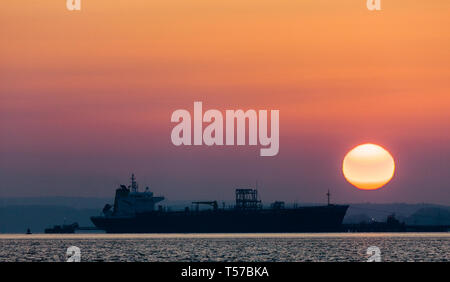 Whitegate, Cork, Irland. 22 Apr, 2019. Tanker Seapike entlädt seine Ladung Erdöl ebenso wie die Sonne aufgeht in der Ölraffinerie in Whitegate, Co Cork, Irland. Quelle: David Creedon/Alamy leben Nachrichten Stockfoto