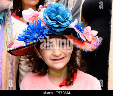 New York, Vereinigte Staaten. 21 Apr, 2019. Ein Mädchen in einem phantastischen Kostüm während der Ostern Mütze Parade auf der Fifth Avenue in Midtown Manhattan in New York City gesehen. Credit: SOPA Images Limited/Alamy leben Nachrichten Stockfoto