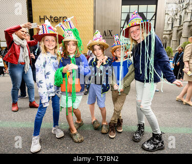 New York, Vereinigte Staaten. 21 Apr, 2019. Kinder mit fancy Hüte in der Osterzeit Motorhaube Parade auf der Fifth Avenue in Midtown Manhattan in New York City gesehen. Credit: SOPA Images Limited/Alamy leben Nachrichten Stockfoto