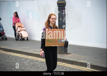 Edinburgh, Lothian, Großbritannien. 16 Apr, 2019. Eine Demonstrantin hält ein Plakat gesehen, während der Demonstration. Aussterben Rebellion eine Sperrung von Edinburgh North Bridge als Teil einer internationalen Bewegung statt. Polizei Schottland rund 30 Festnahmen im Laufe des Tages als Ergebnis. Hunderte von Klimawandel Demonstranten wollen die Regierung einen Notruf über die steigende Rate der Klimawandel zu erklären. Credit: Stewart Kirby/SOPA Images/ZUMA Draht/Alamy leben Nachrichten Stockfoto