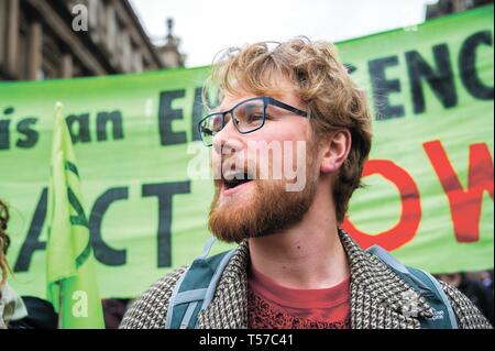 Edinburgh, Lothian, Großbritannien. 16 Apr, 2019. Eine Demonstrantin gesehen Parolen während der Demonstration. Aussterben Rebellion eine Sperrung von Edinburgh North Bridge als Teil einer internationalen Bewegung statt. Polizei Schottland rund 30 Festnahmen im Laufe des Tages als Ergebnis. Hunderte von Klimawandel Demonstranten wollen die Regierung einen Notruf über die steigende Rate der Klimawandel zu erklären. Credit: Stewart Kirby/SOPA Images/ZUMA Draht/Alamy leben Nachrichten Stockfoto