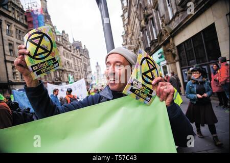 Edinburgh, Lothian, Großbritannien. 16 Apr, 2019. Eine Demonstrantin gesehen halten ein Banner während der Demonstration. Aussterben Rebellion eine Sperrung von Edinburgh North Bridge als Teil einer internationalen Bewegung statt. Polizei Schottland rund 30 Festnahmen im Laufe des Tages als Ergebnis. Hunderte von Klimawandel Demonstranten wollen die Regierung einen Notruf über die steigende Rate der Klimawandel zu erklären. Credit: Stewart Kirby/SOPA Images/ZUMA Draht/Alamy leben Nachrichten Stockfoto