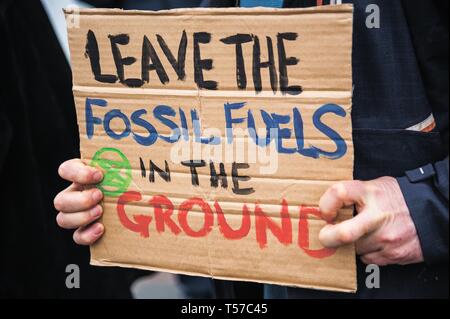 Edinburgh, Lothian, Großbritannien. 16 Apr, 2019. Eine Demonstrantin hält ein Plakat gesehen, während der Demonstration. Aussterben Rebellion eine Sperrung von Edinburgh North Bridge als Teil einer internationalen Bewegung statt. Polizei Schottland rund 30 Festnahmen im Laufe des Tages als Ergebnis. Hunderte von Klimawandel Demonstranten wollen die Regierung einen Notruf über die steigende Rate der Klimawandel zu erklären. Credit: Stewart Kirby/SOPA Images/ZUMA Draht/Alamy leben Nachrichten Stockfoto