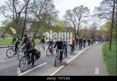 Edinburgh, Lothian, Großbritannien. 16 Apr, 2019. Die demonstranten gesehen Radfahren während der Demonstration. Aussterben Rebellion eine Sperrung von Edinburgh North Bridge als Teil einer internationalen Bewegung statt. Polizei Schottland rund 30 Festnahmen im Laufe des Tages als Ergebnis. Hunderte von Klimawandel Demonstranten wollen die Regierung einen Notruf über die steigende Rate der Klimawandel zu erklären. Credit: Stewart Kirby/SOPA Images/ZUMA Draht/Alamy leben Nachrichten Stockfoto