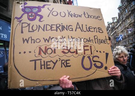 Edinburgh, Lothian, Großbritannien. 16 Apr, 2019. Eine Demonstrantin hält ein Plakat gesehen, während der Demonstration. Aussterben Rebellion eine Sperrung von Edinburgh North Bridge als Teil einer internationalen Bewegung statt. Polizei Schottland rund 30 Festnahmen im Laufe des Tages als Ergebnis. Hunderte von Klimawandel Demonstranten wollen die Regierung einen Notruf über die steigende Rate der Klimawandel zu erklären. Credit: Stewart Kirby/SOPA Images/ZUMA Draht/Alamy leben Nachrichten Stockfoto