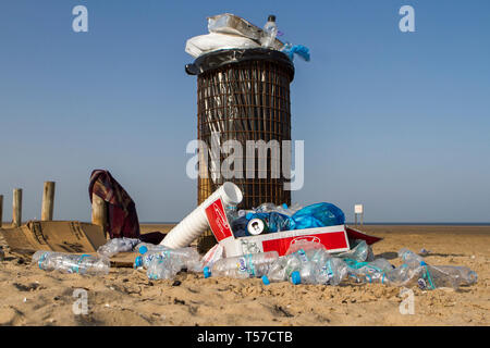 Southport, Merseyside, UK. 22. April 2019. Bank Holiday Beach Ablagerungen. Nach einem heißen und sonnigen Wochenende, Touristen und Urlauber ein Berg von Müll hinterlassen, allgemeine Müll und Abfall Kunststoff alle über den Strand in Southport, Merseyside gestreut. Menschen wurden von Windeln verwendet und leere Flaschen Alkohol als Sefton Rat versäumt, bevor neue Besucher zu den Seaside Resort ankamen zu reinigen. Credit: cernan Elias/Alamy leben Nachrichten Stockfoto