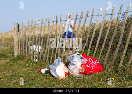 Southport, Merseyside, UK. 22. April 2019. Bank Holiday Beach Ablagerungen. Nach einem heißen und sonnigen Wochenende, Touristen und Urlauber ein Berg von Müll hinterlassen, allgemeine Müll und Abfall Kunststoff alle über den Strand in Southport, Merseyside gestreut. Menschen wurden von Windeln verwendet und leere Flaschen Alkohol als Sefton Rat versäumt, bevor neue Besucher zu den Seaside Resort ankamen zu reinigen. Credit: cernan Elias/Alamy leben Nachrichten Stockfoto