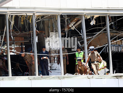 Peking, China. 22 Apr, 2019. Polizei und Forscher arbeiten an einem Hochofen Szene im Shangri-La Hotel in Colombo, Sri Lanka, 21. April 2019. Mehrere Explosionen erschüttert die Insel Nation früh am Tag. Quelle: Xinhua/Alamy leben Nachrichten Stockfoto