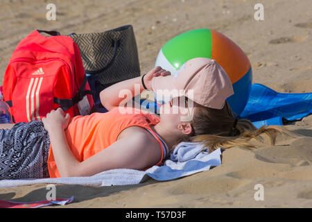 Bournemouth, Dorset, Großbritannien. 22 Apr, 2019. UK Wetter: Nach einem dunstigen Start das herrliche Wetter mit warmen und sonnigen Wetter fort, als beachgoers Kopf zum Meer die Wärme und Sonnenschein in Bournemouth Strände am Ostermontag zu genießen, bevor das Wetter ändert sich und die Rückkehr zur Arbeit. Credit: Carolyn Jenkins/Alamy leben Nachrichten Stockfoto