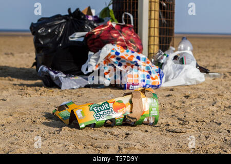 Southport, Merseyside, UK. 22. April 2019. Bank Holiday Beach Ablagerungen. Nach einem heißen und sonnigen Wochenende, Touristen und Urlauber ein Berg von Müll hinterlassen, allgemeine Müll und Abfall Kunststoff alle über den Strand in Southport, Merseyside gestreut. Menschen wurden von Windeln verwendet und leere Flaschen Alkohol als Sefton Rat versäumt, bevor neue Besucher zu den Seaside Resort ankamen zu reinigen. Credit: cernan Elias/Alamy leben Nachrichten Stockfoto