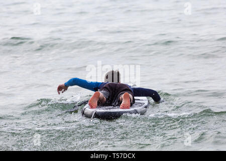 Bournemouth, Dorset, Großbritannien. 22 Apr, 2019. UK Wetter: Nach einem dunstigen Start das herrliche Wetter mit warmen und sonnigen Wetter fort, als beachgoers Kopf zum Meer die Wärme und Sonnenschein in Bournemouth Strände am Ostermontag zu genießen, bevor das Wetter ändert sich und die Rückkehr zur Arbeit. Paddleboarder Paddel Boarder. Credit: Carolyn Jenkins/Alamy leben Nachrichten Stockfoto