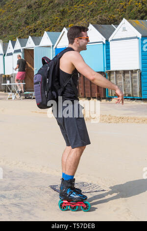 Bournemouth, Dorset, Großbritannien. 22 Apr, 2019. UK Wetter: Nach einem dunstigen Start das herrliche Wetter mit warmen und sonnigen Wetter fort, als beachgoers Kopf zum Meer die Wärme und Sonnenschein in Bournemouth Strände am Ostermontag zu genießen, bevor das Wetter ändert sich und die Rückkehr zur Arbeit. Rollerblader rollerskater genießen den Sonnenschein. Credit: Carolyn Jenkins/Alamy leben Nachrichten Stockfoto