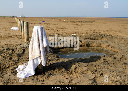 Southport, Merseyside, UK. 22. April 2019. Bank Holiday Beach Ablagerungen. Nach einem heißen und sonnigen Wochenende, Touristen und Urlauber ein Berg von Müll hinterlassen, allgemeine Müll und Abfall Kunststoff alle über den Strand in Southport, Merseyside gestreut. Menschen wurden von Windeln verwendet und leere Flaschen Alkohol als Sefton Rat versäumt, bevor neue Besucher zu den Seaside Resort ankamen zu reinigen. Credit: cernan Elias/Alamy leben Nachrichten Stockfoto