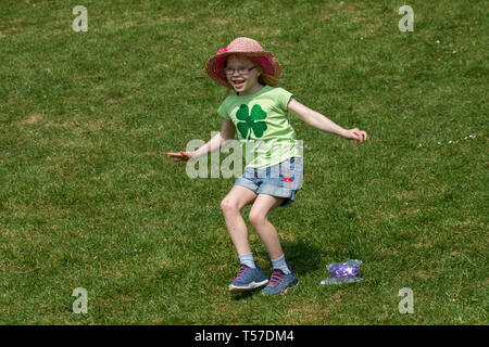 Preston, Lancashire. 22. April 2019. UK Wetter. Sonnig und traditionelle Osterei rolling in Avenham Park eine von nur zwei Standorten in England, wo die traditionelle Ostern praktiziert wird. In den orthodoxen und katholischen Ostkirchen, Ostereier sind rot das Blut Christi darzustellen, mit weiteren Symbolik in die harte Schale des Eies symbolisiert die versiegelten Grab von Christus gefunden zu werden - das Knacken von denen seiner Auferstehung von den Toten symbolisiert. Kredit; MediaWorldImages/AlamyLiveNews gefärbt. Stockfoto