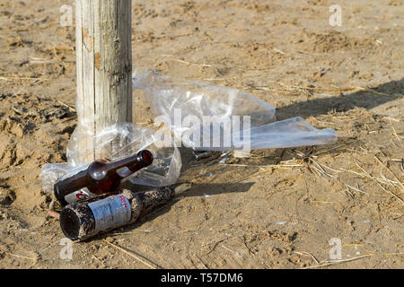 Southport, Merseyside, UK. 22. April 2019. Bank Holiday Beach Ablagerungen. Nach einem heißen und sonnigen Wochenende, Touristen und Urlauber ein Berg von Müll hinterlassen, allgemeine Müll und Abfall Kunststoff alle über den Strand in Southport, Merseyside gestreut. Menschen wurden von Windeln verwendet und leere Flaschen Alkohol als Sefton Rat versäumt, bevor neue Besucher zu den Seaside Resort ankamen zu reinigen. Credit: cernan Elias/Alamy leben Nachrichten Stockfoto