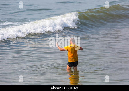 Bournemouth, Dorset, Großbritannien. 22 Apr, 2019. UK Wetter: Nach einem dunstigen Start das herrliche Wetter mit warmen und sonnigen Wetter fort, als beachgoers Kopf zum Meer die Wärme und Sonnenschein in Bournemouth Strände am Ostermontag zu genießen, bevor das Wetter ändert sich und die Rückkehr zur Arbeit. Mann selfies unter im Meer. Credit: Carolyn Jenkins/Alamy leben Nachrichten Stockfoto