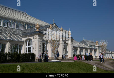London, Großbritannien. 14 Apr, 2019. Foto am 14. April 2019 zeigt die gemäßigt Haus von Kew Gardens in London, der Hauptstadt Großbritanniens. Die Geschichte der Kew Gardens können aus dem 18. Jahrhundert zurückverfolgen. Im Jahr 2003, Kew Gardens wurde offiziell als UNESCO-Weltkulturerbe eingetragen. Credit: Han Yan/Xinhua/Alamy leben Nachrichten Stockfoto
