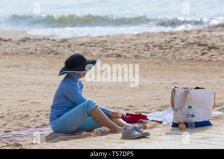 Bournemouth, Dorset, Großbritannien. 22 Apr, 2019. UK Wetter: Nach einem dunstigen Start das herrliche Wetter mit warmen und sonnigen Wetter fort, als beachgoers Kopf zum Meer die Wärme und Sonnenschein in Bournemouth Strände am Ostermontag zu genießen, bevor das Wetter ändert sich und die Rückkehr zur Arbeit. Credit: Carolyn Jenkins/Alamy leben Nachrichten Stockfoto