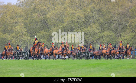 Hyde Park, London, UK, 22. April 2019. Ein 41-runde Royal Gun Salute ist auf dem Exerzierplatz im Hyde Park abgefeuert, öffentlich zu der 93. Geburtstag von Herrn Majestät der Königin, Königin Elizabeth II. feiern. Die Salute ist am Mittag von der King's Troop Royal Horse artillery gefeuert. Geburtstag der Königin ist 21. April, sondern begrüßt sind Sonntags nicht gefeuert und statt am nächsten Tag, wenn das Datum auf einen Sonntag fällt. Credit: Imageplotter/Alamy leben Nachrichten Stockfoto