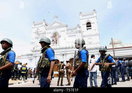 (190422) - Peking, April 22, 2019 (Xinhua) -- Sicherheit Personal stehen auf der Hut vor der St. Antonius Kirche, wo ein Knall in Colombo, Sri Lanka, 21. April 2019 übernahm. (Xinhua/A. Hapuarachchi) Stockfoto