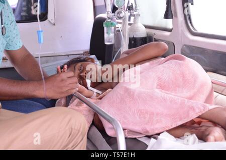 (190422) - Peking, April 22, 2019 (Xinhua) - ein Mädchen erhält, die ärztliche Behandlung in einem Krankenhaus in Negombo, nördlich von Colombo, Sri Lanka, 21. April 2019. (Xinhua / samila) Stockfoto