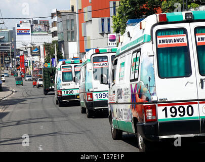 (190422) - Peking, April 22, 2019 (Xinhua) - Foto zeigt Krankenwagen auf der Straße nach blasts in Colombo, Sri Lanka, 21. April 2019. (Xinhua) Stockfoto