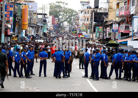 (190422) - Peking, April 22, 2019 (Xinhua) - Menschen versammeln sich außerhalb der St. Antonius Kirche, wo ein Knall in Colombo, Sri Lanka, 21. April 2019 übernahm. (Xinhua/A. Hapuarachchi) Stockfoto