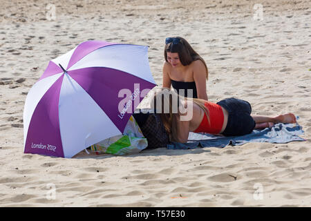 Bournemouth, Dorset, Großbritannien. 22. Apr 2019. UK Wetter: Nach einem dunstigen Start das herrliche Wetter mit warmen und sonnigen Wetter fort, als beachgoers Kopf zum Meer die Wärme und Sonnenschein in Bournemouth Strände am Ostermontag zu genießen, bevor das Wetter ändert sich und die Rückkehr zur Arbeit. Credit: Carolyn Jenkins/Alamy leben Nachrichten Stockfoto