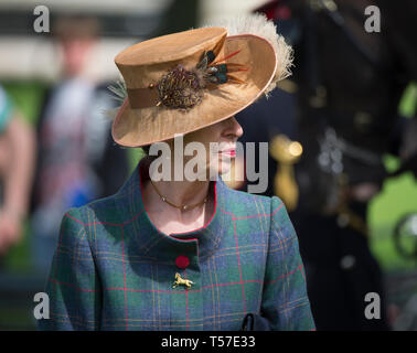 London, Großbritannien. 22. April 2019. Der King's Troop Royal Horse artillery Fire 41 Pistole Royal Salute in Hyde Park für Ihre Majestät die Queen's 93. Geburtstag, von seiner Königlichen Hoheit Prinzessin besucht. Obwohl HM The Queen's 93. Geburtstag am Ostersonntag fällt, 21. April, im Einklang mit Tradition, wo Böllerschüssen nie an einem Sonntag gefeuert werden, den Geburtstag Grüße Ostermontag durchgeführt wird. Credit: Malcolm Park/Alamy Leben Nachrichten. Stockfoto